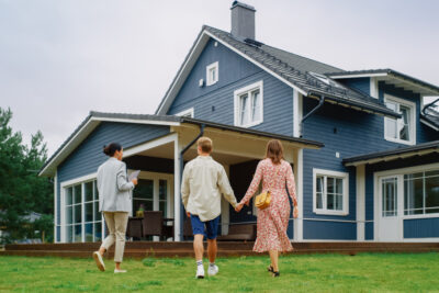 Couple with their Buffalo Grove IL Realtor